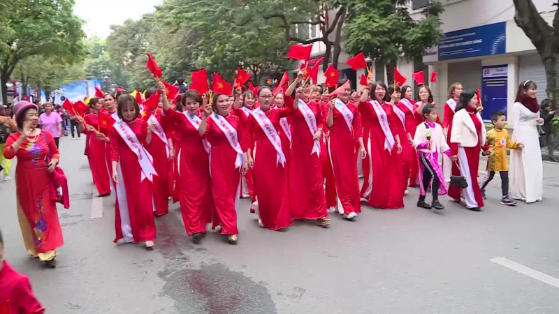 &Aacute;o d&agrave;i Việt trong d&ograve;ng chảy c&ocirc;ng nghiệp văn h&oacute;a