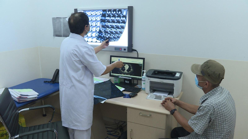 Cảnh báo ung thư phổi ở người trẻ hút thuốc lá