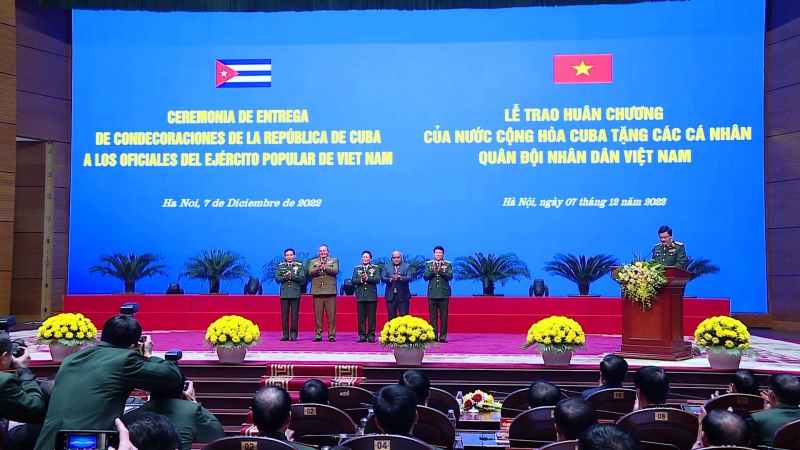 Trao Huân chương của nhà nước Cuba tặng Lãnh đạo Bộ quốc phòng.