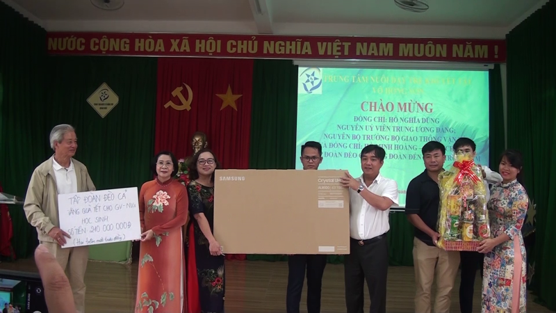 Nguyên Bộ trưởng Bộ giao thông Vận tải Hồ Nghĩa Dũng thăm trung tâm nuôi dạy trẻ khuyết tật Võ Hồng Sơn