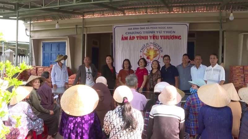 Tặng 1.000 suất quà cho người nghèo