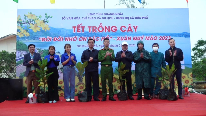 Ra qu&acirc;n Tết trồng c&acirc;y &ldquo;ĐỜI ĐỜI NHỚ ƠN B&Aacute;C HỒ&rdquo; tại Đức Phổ