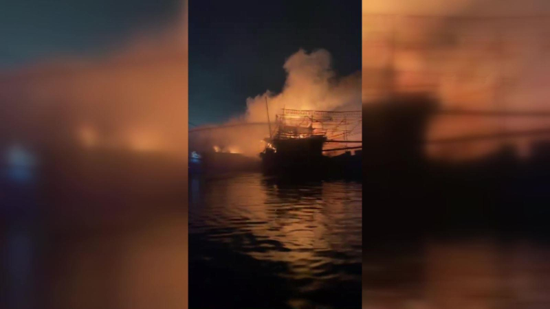 Cháy tàu cá trong đêm tại âu thuyền Thọ Quang