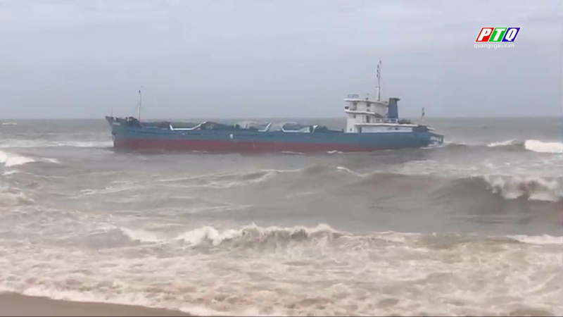 Tàu vận tải bị nạn trôi dạt vào biển Đức Phổ