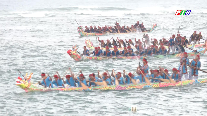 Đua thuyền tứ linh đầu xuân trên đảo Lý Sơn