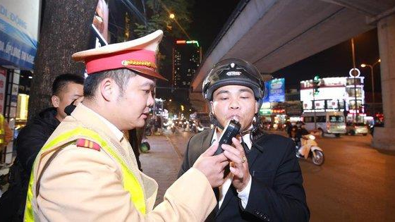 CSGT sẽ kiểm tra nồng độ cồn cả ngày lẫn đêm trong dịp Tết