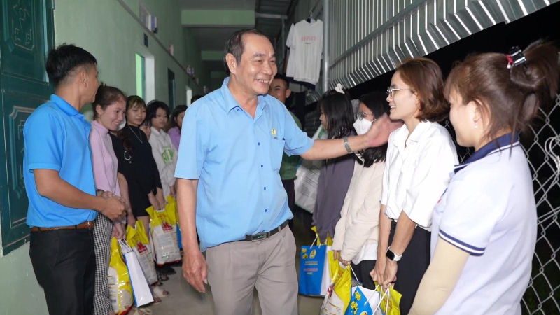 Lo tết cho công nhân, người lao động