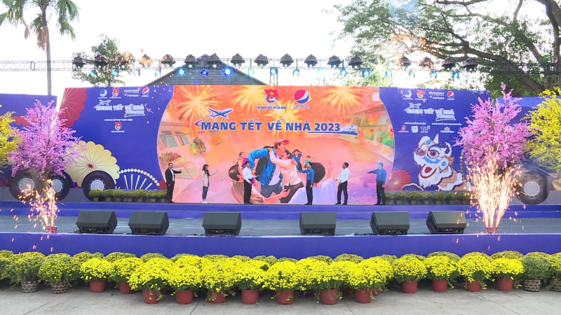 Gi&uacute;p h&agrave;ng ng&agrave;n c&ocirc;ng nh&acirc;n, sinh vi&ecirc;n &ldquo;Mang Tết về nh&agrave;&rdquo;