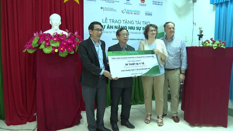 Trao tặng thiết bị y tế cho Trung tâm y tế huyện Sơn Tây