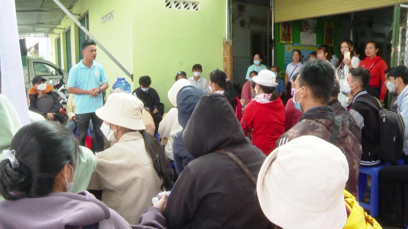 Ấm lòng chuyến xe không đồng của nhà ăn không đồng