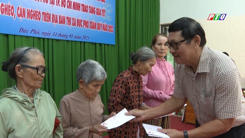 Trao quà Tết cho người nghèo Thị xã Đức Phổ