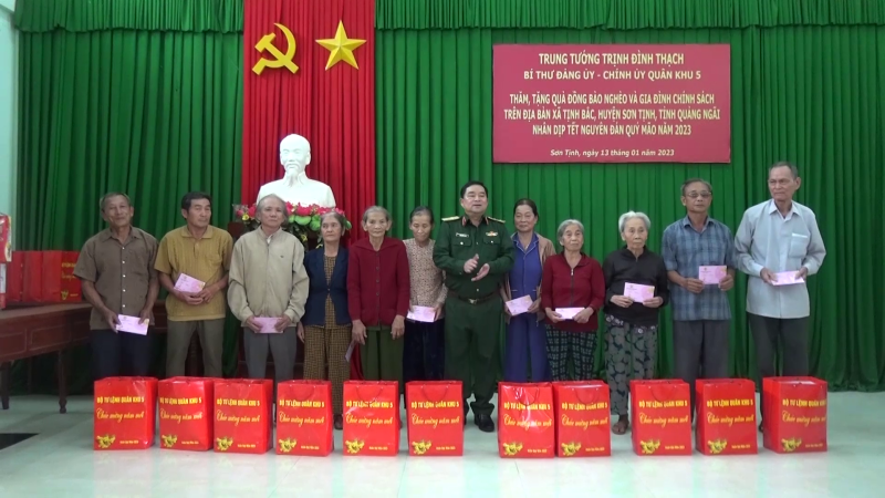 Trung tướng Trịnh Đình Thạch, Chính ủy quân khu V tặng quà cho người nghèo tại Quảng Ngãi