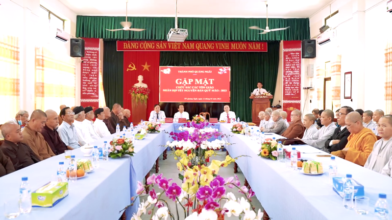 Gặp mặt chức sắc c&aacute;c t&ocirc;n gi&aacute;o th&agrave;nh phố Quảng Ng&atilde;i