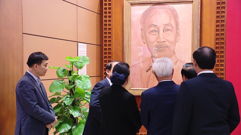 Nguyên Chủ tịch Quốc hội Nguyễn Thị Kim Ngân tặng chân dung Hồ Chủ tịch