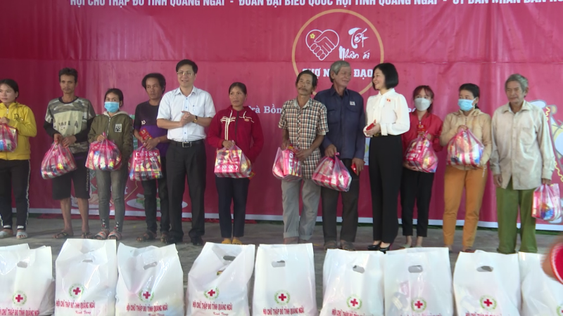 Trao quà tết cho người nghèo tại xã Trà Sơn