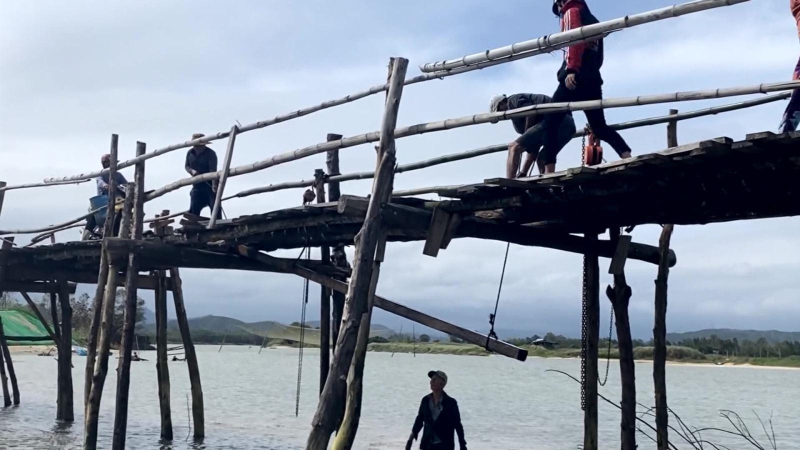 Xây dựng lại cây cầu gỗ dài nhất Việt Nam