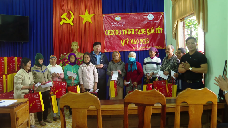 UBMTTQ Việt Nam tỉnh và quỹ Thiện Tâm Vingroup tặng quà tết tại huyện Ba Tơ