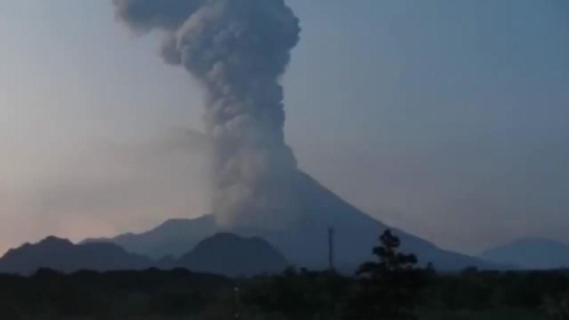 Indonesia sơ t&aacute;n h&agrave;ng trăm người do n&uacute;i lửa phun tr&agrave;o