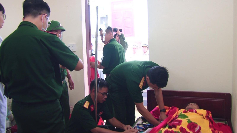 Cấp cứu chiến sĩ Trường Sa gặp nạn khi làm nhiệm vụ