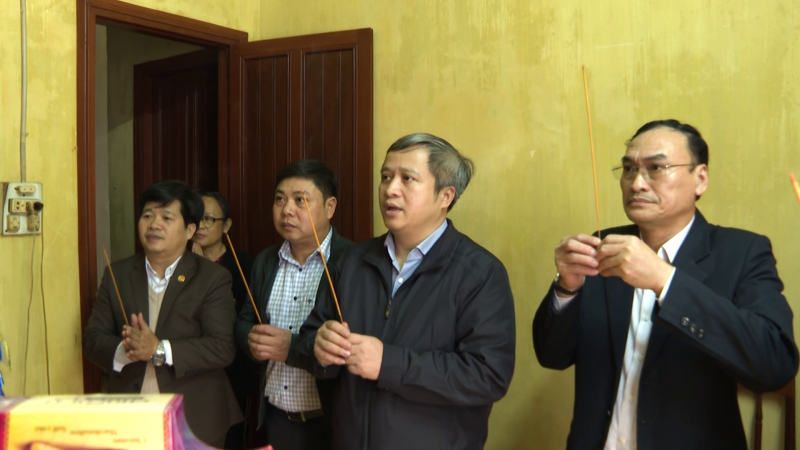 Ph&oacute; Chủ nhiệm Ủy ban kiểm tra Trung ương d&acirc;ng hương c&aacute;n bộ l&atilde;o th&agrave;nh c&aacute;ch mạng