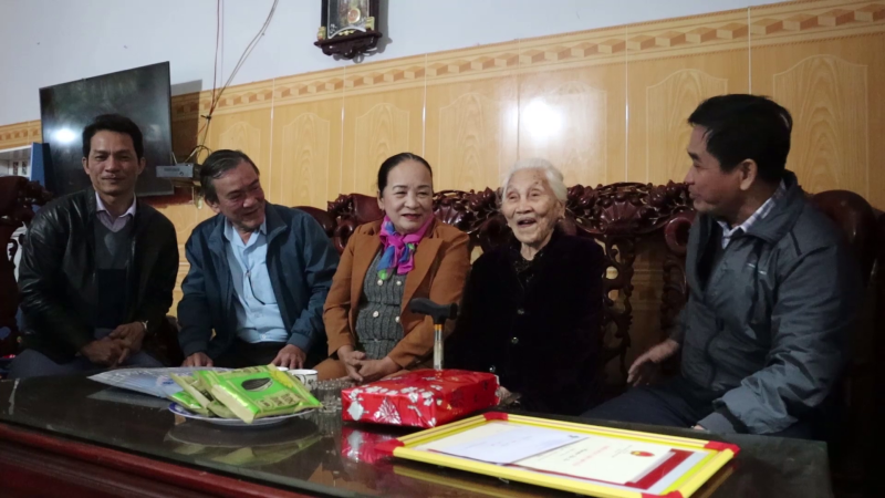 Chúc thọ, tặng quà người cao tuổi tròn 90, 100 tuổi