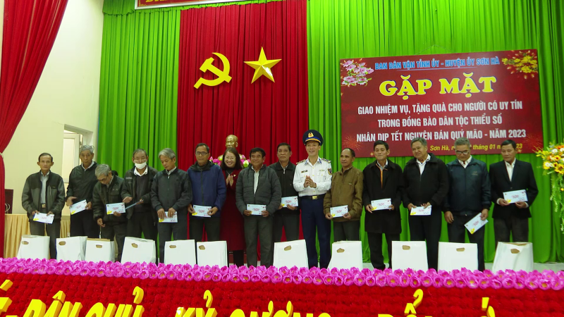 Tặng qu&agrave; tết cho người uy t&iacute;n, hộ ngh&egrave;o tại huyện Sơn T&acirc;y v&agrave; Sơn H&agrave;