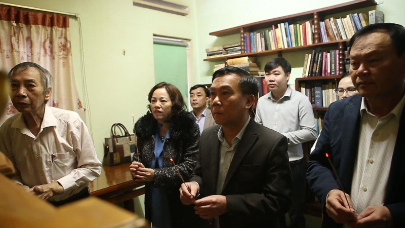 Phó Chủ tịch HĐND tỉnh Nguyễn Tấn Đức dâng hương, tặng quà tết