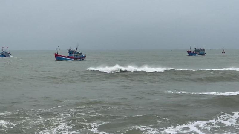 Lai dắt tàu cá bị sự cố trên vùng biển Hoàng Sa vào bờ an toàn