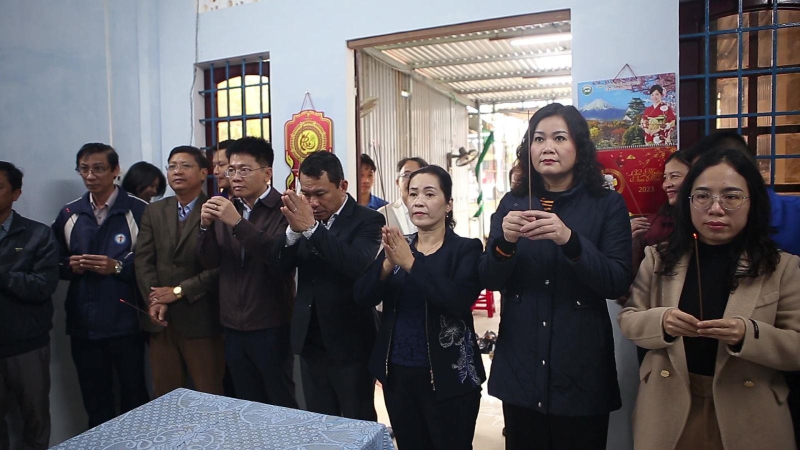 Phó Bí thư tỉnh ủy Đinh Thị Hồng Minh chúc tết gia đình có công với cách mạng