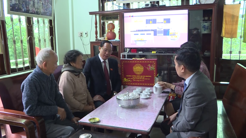 Phó Chủ tịch Quốc hội Trần Quang Phương thăm, tặng quà tại Quảng Ngãi