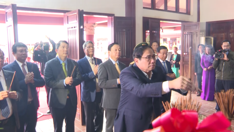 Thủ tướng Phạm Minh Chính dâng hoa, dâng hương viếng Thủ tướng Phạm Văn Đồng