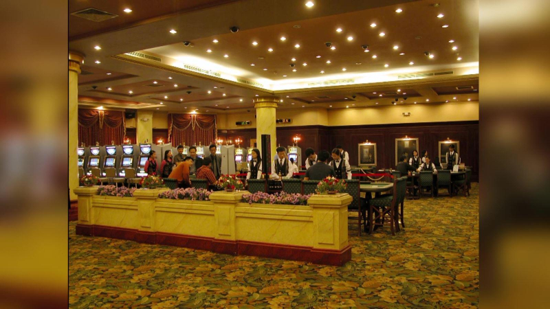 Đ&aacute;nh bạc tr&aacute;i ph&eacute;p quy m&ocirc; hơn 100 tỷ đồng tại kh&aacute;ch sạn Ho&agrave;ng Gia