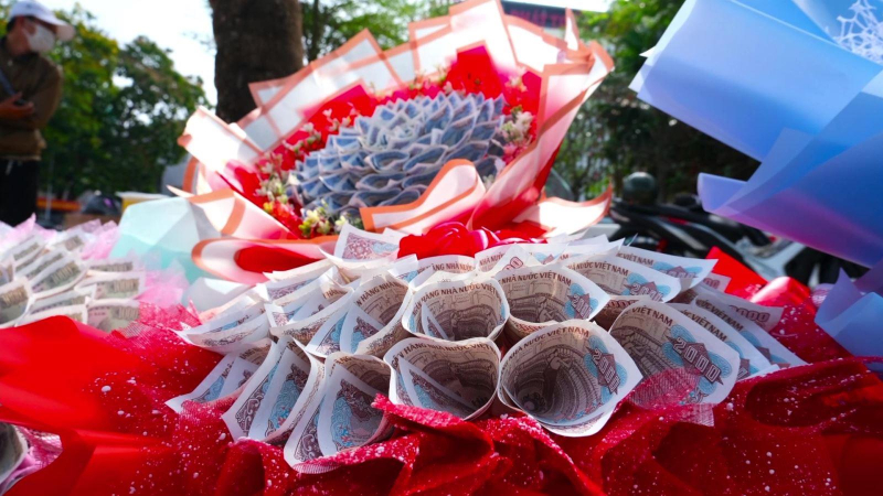 Bó hoa từ tiền thật có thể vi phạm pháp luật