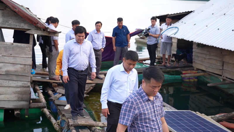 Kiểm tra thực tế nu&ocirc;i c&aacute; nước ngọt ở hồ chứa nước Nước Trong