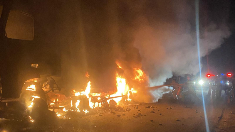 Ô tô cháy rụi khi đổ đèo