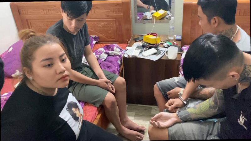 Bắt nhóm mua bán chất cấm trong nhà nghỉ