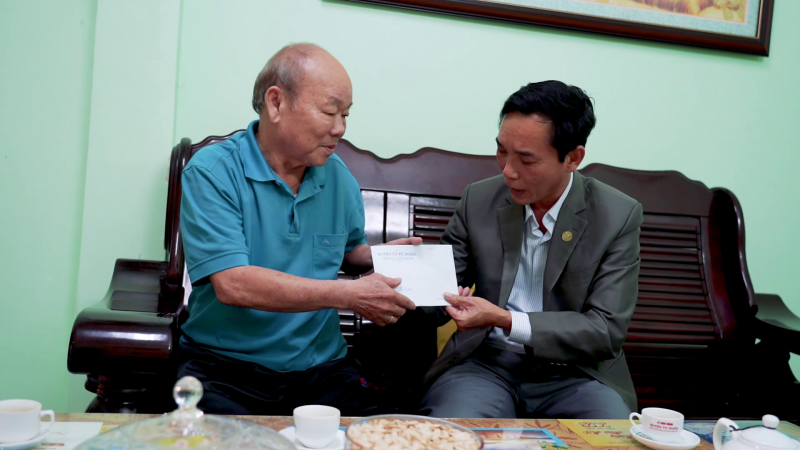 Thăm, tặng qu&agrave; c&aacute;c đảng vi&ecirc;n nh&acirc;n kỷ niệm 93 năm ng&agrave;y th&agrave;nh lập Đảng