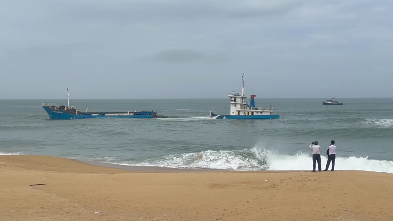 Chưa thể hút dầu trên tàu chở gạo bị nạn ở vùng biển Sa Huỳnh