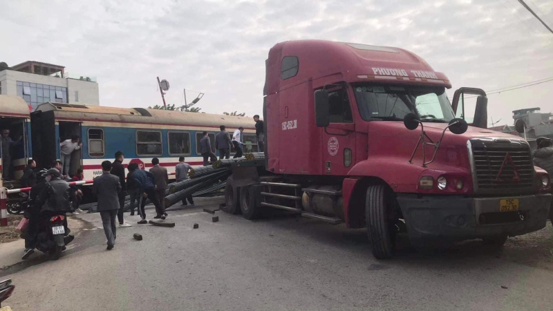 Kiến nghị khẩn sau vụ tàu đâm va xe đầu kéo