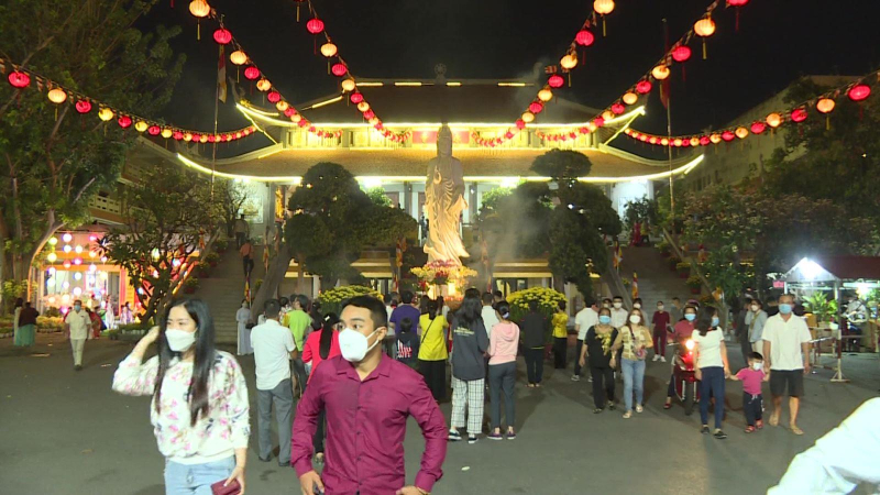 Yêu cầu đeo khẩu trang ở chùa, khu vui chơi