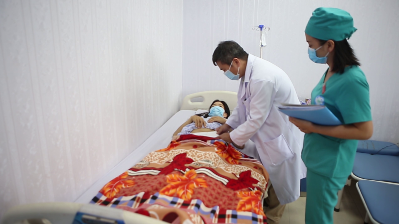 Ph&acirc;̃u thu&acirc;̣t thành c&ocirc;ng kh&ocirc;́i u xơ tử cung nặng 4,5 kg