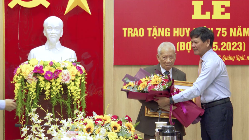 Trao tặng huy hiệu cho đảng viên 75 năm tuổi đảng