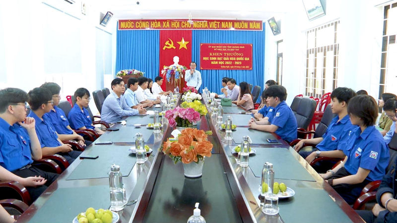 Quảng Ng&atilde;i khen thưởng 18 học sinh giỏi quốc gia