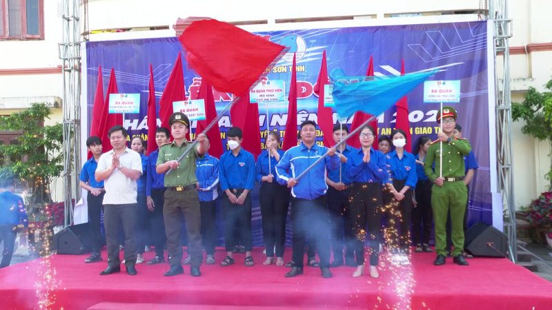 Ra mắt đội hình Thanh niên tình nguyện đảm bảo trật tự an toàn giao thông