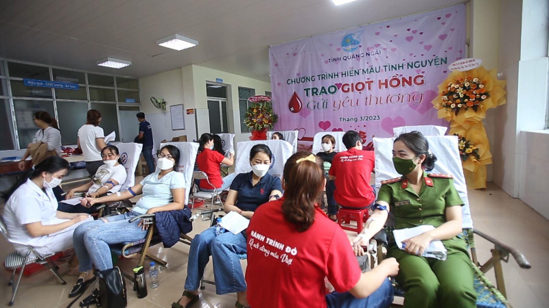 Hơn 200 c&aacute;n bộ, c&ocirc;ng chức, hội vi&ecirc;n Hội li&ecirc;n hiệp phụ nữ tỉnh tham gia hiến m&aacute;u