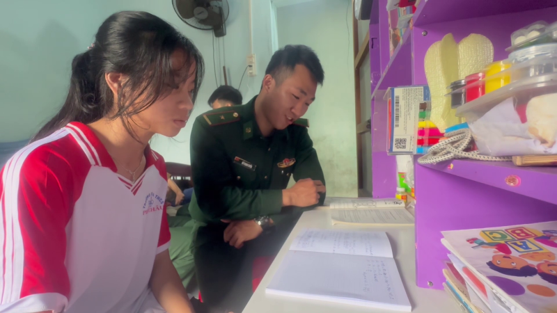 L&iacute;nh Bi&ecirc;n ph&ograve;ng chắp c&aacute;nh ước mơ cho học sinh m&ocirc;̀ c&ocirc;i