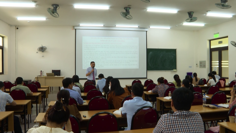 Chủ nhiệm uỷ ban kiểm tra tỉnh uỷ giảng bài về công tác kiểm tra ở cơ sở