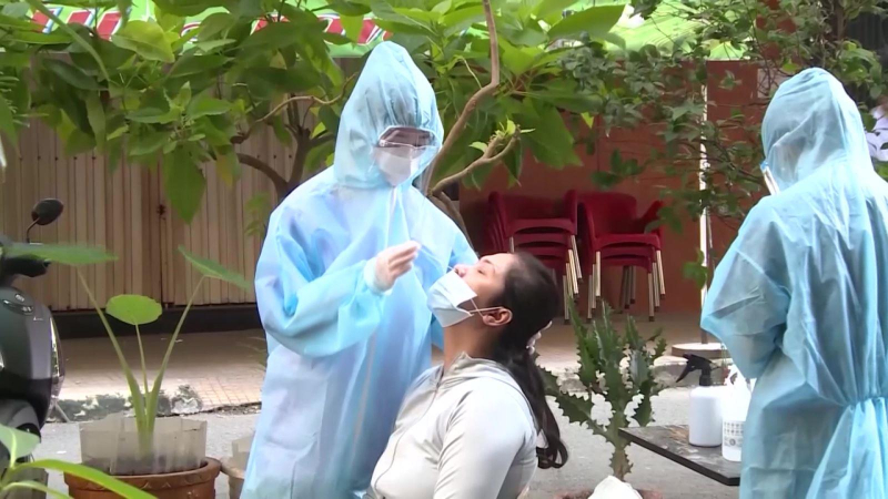 Cần Thơ lấy mẫu x&eacute;t nghiệm để s&agrave;ng lọc COVID-19