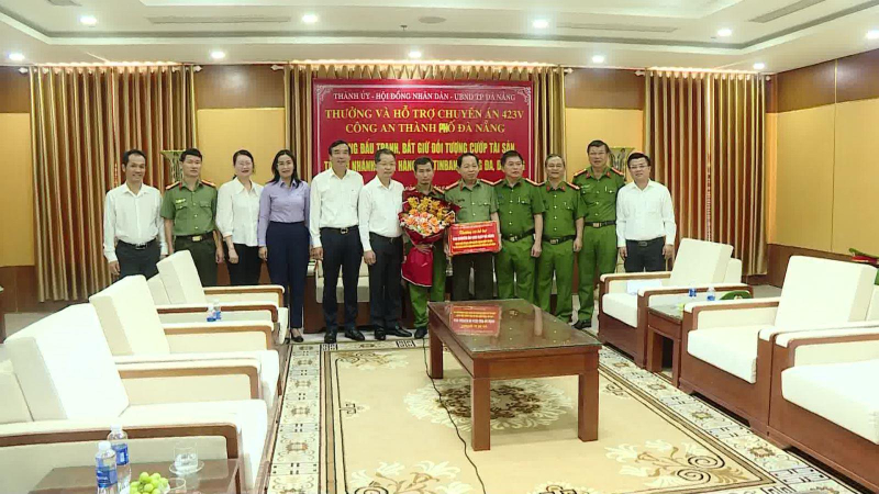 Khen thưởng ban chuyên án phá vụ cướp ngân hàng