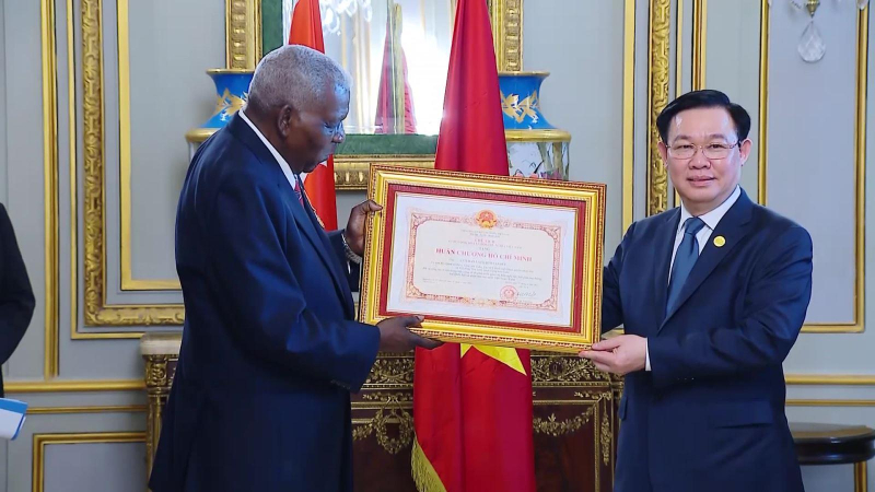 Chủ tịch Quốc hội trao Huân chương Hồ Chí Minh tặng Chủ tịch Quốc hội Cuba